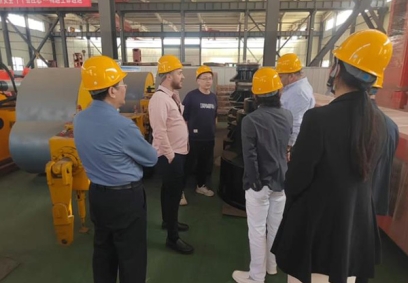 國(guó)外客戶參觀工廠并探討液壓夯HC150 HC180 并在場(chǎng)地觀察實(shí)際夯實(shí)效果